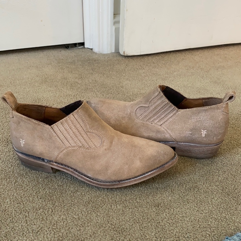 NWOT Frye suede short booties